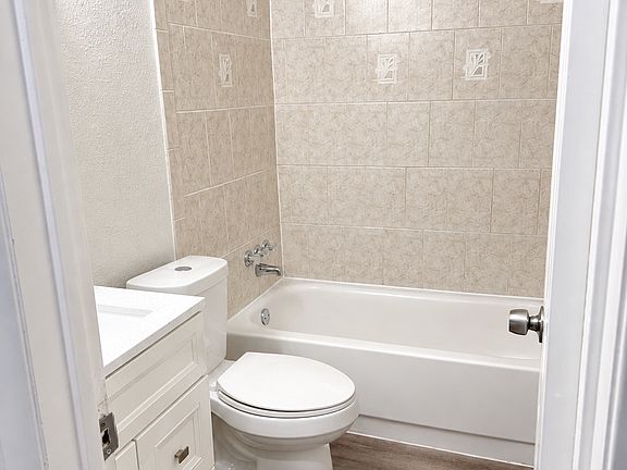 5th image of 230 N Holly Ave