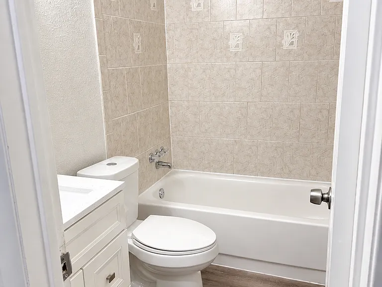 230 N Holly Ave — Photo 5