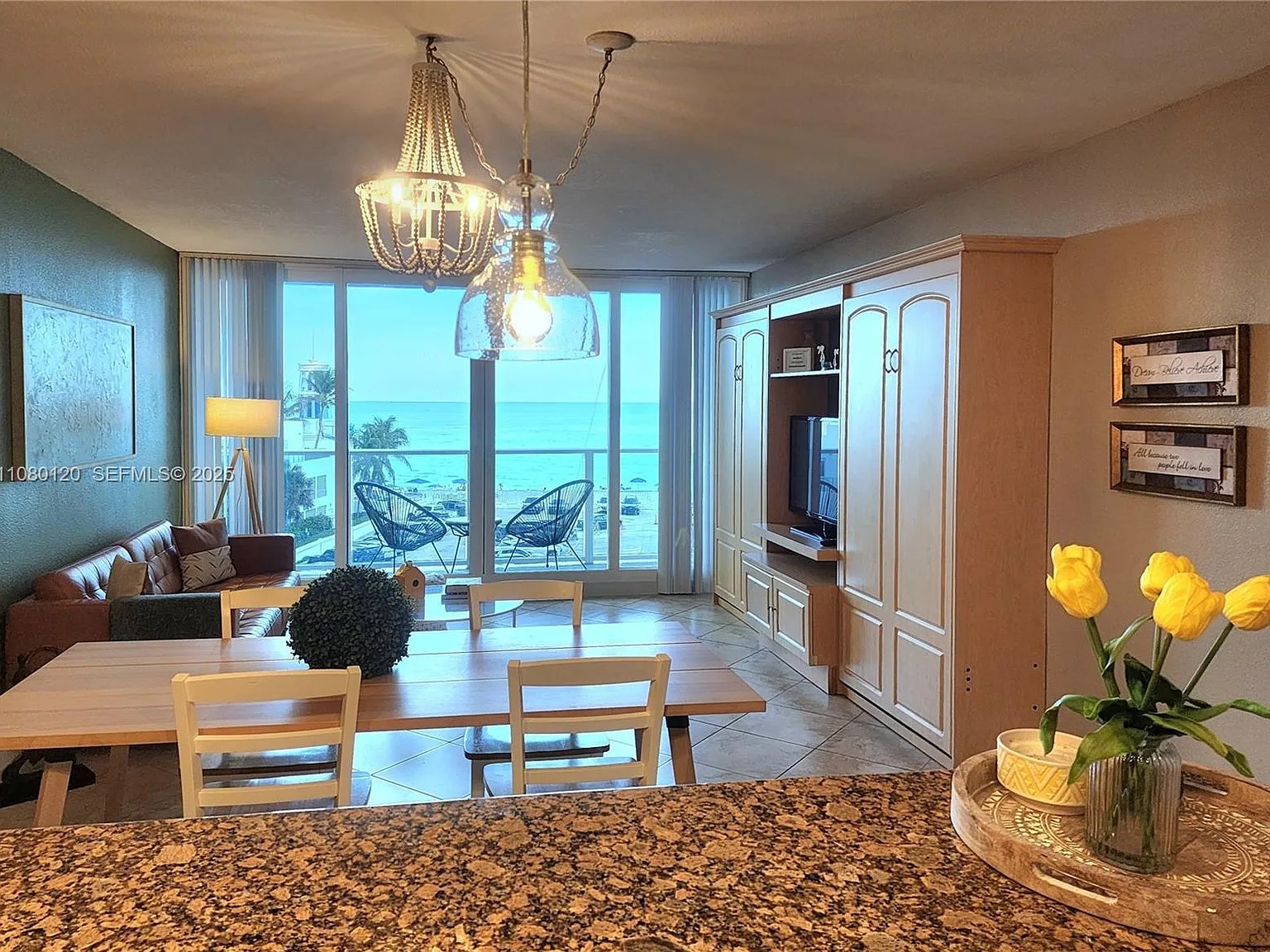 Alexander Towers Condo — Photo 3