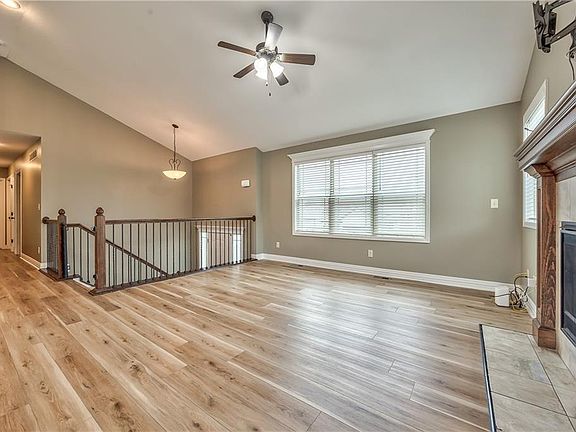 5th image of 704 NW Eagle Dr