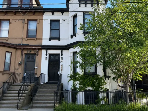 205 Gerrard St E, Toronto, ON
