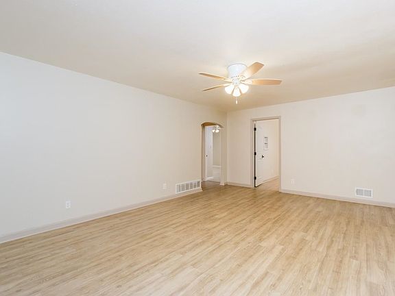5th image of 596 Inglis Dr SE