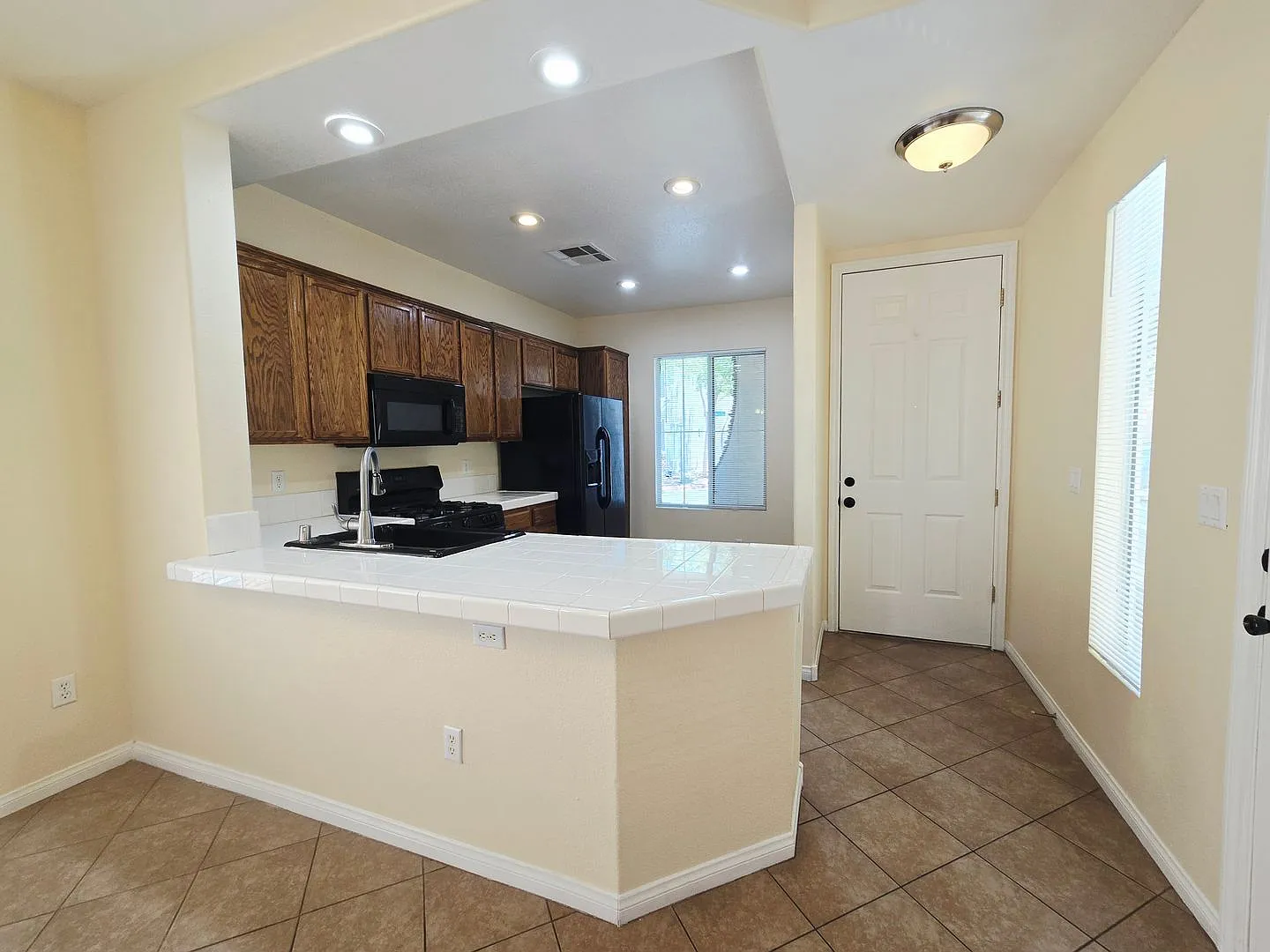 Charming 2 Bed/ 2 Bath Home With Loft Located In Lamplight Gardens! — Photo 3