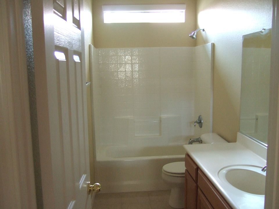 Jack & Jill Main Floor Bath
