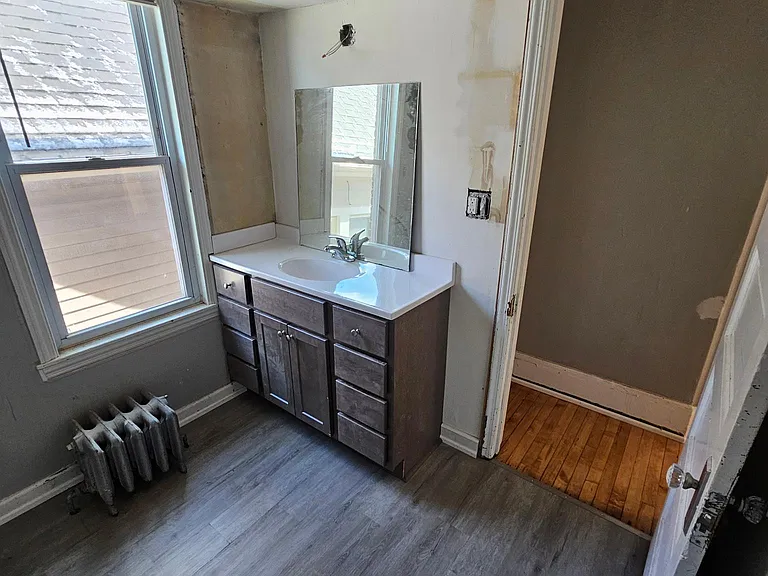 531 E Locust St — Photo 9