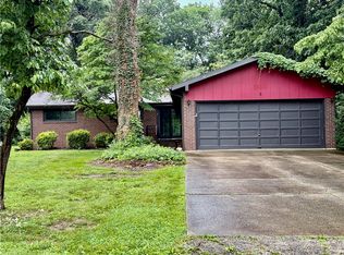 5 Woodland Dr, Effingham, IL 62401