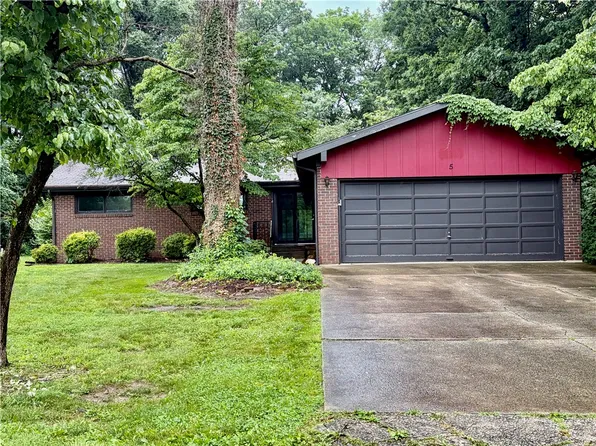 5 Woodland Dr, Effingham, IL 62401