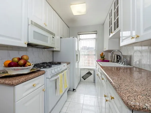 67-12 Yellowstone Boulevard image 1 of 11