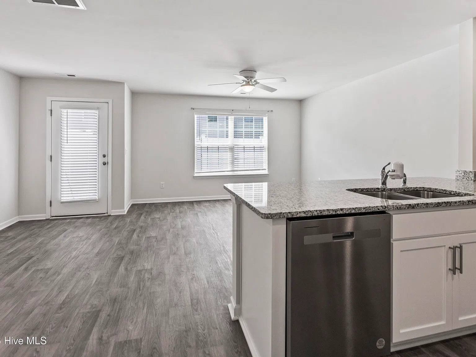 3 bed, 2.5 bath, 1502 sqft, $1,700 — Photo 4