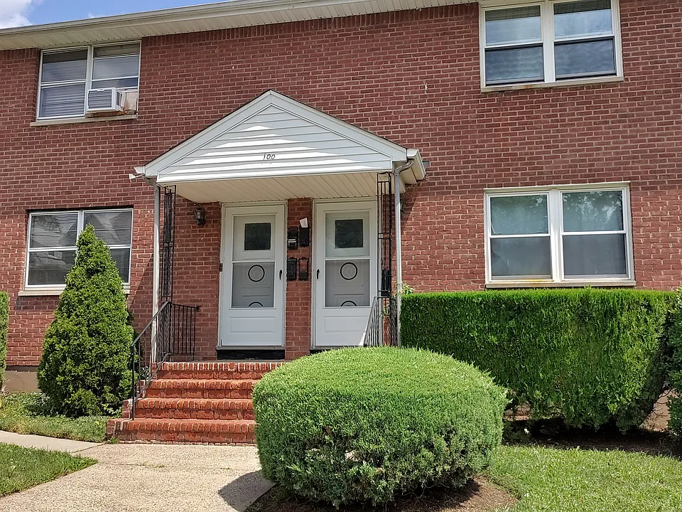 100 Clinton Pl #2E