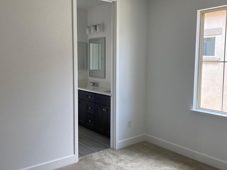 2nd image of 111 S Snapdragon Way