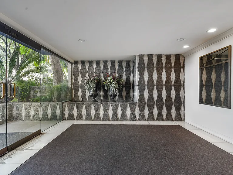 221 S Reeves Dr — Photo 13