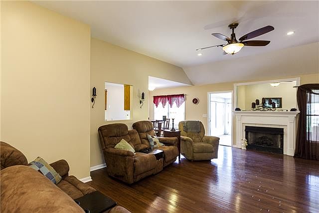 2nd image of 704 Kennington N