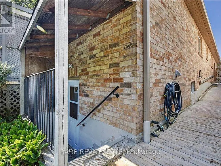 1069 Corrie St — Photo 2