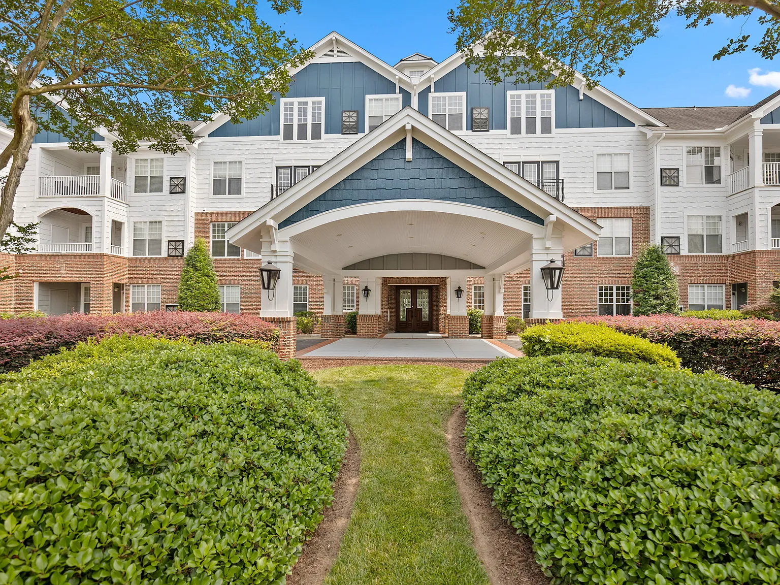 Brentmoor Apartments — Photo 1