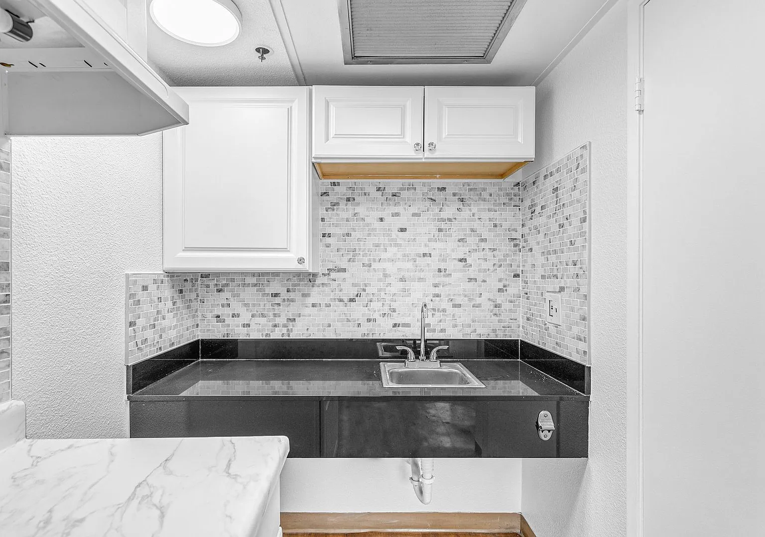 1516 Newbury Rd — Photo 2
