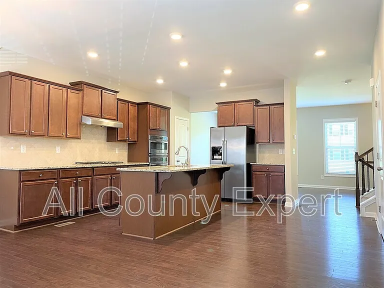 912 Rose Way — Photo 10