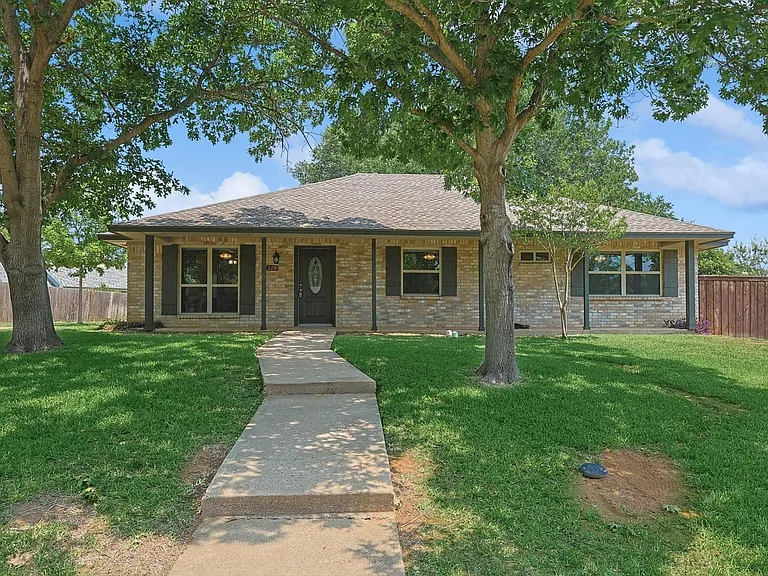 218 Raintree Dr — Photo 1