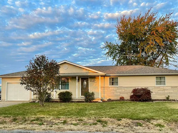129 Lyle Dr, Hoffman, IL 62250