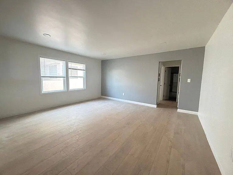 2400DelM — Photo 2