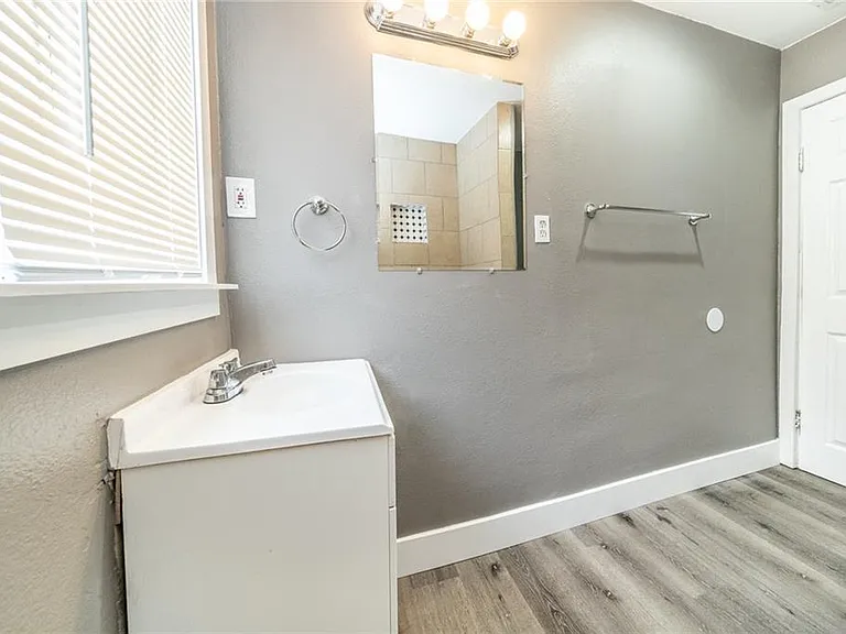 1412 W Colegrove Ave — Photo 11