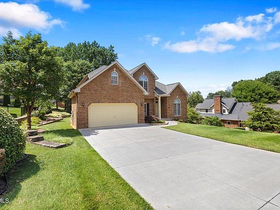 3rd image of 202 Woodbriar Dr