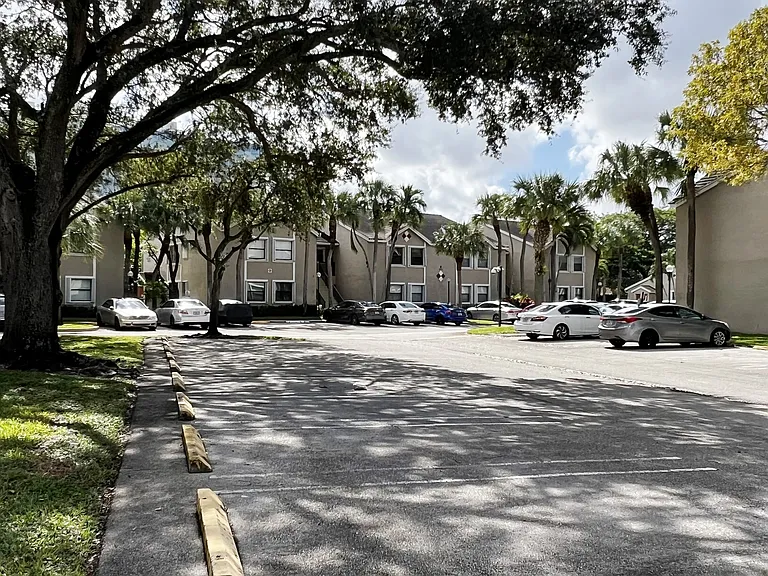 9617 Riverside Dr #6 — Photo 37