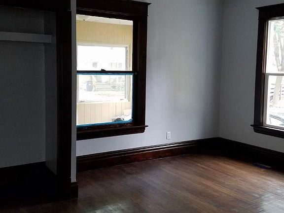 5th image of 1556 Queen Ave NE