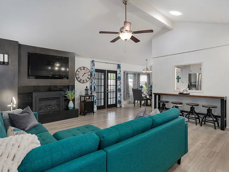 2351 S Rogers Ave — Photo 6