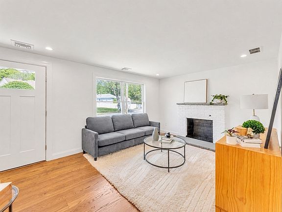 4th image of 49 Maynard Rd