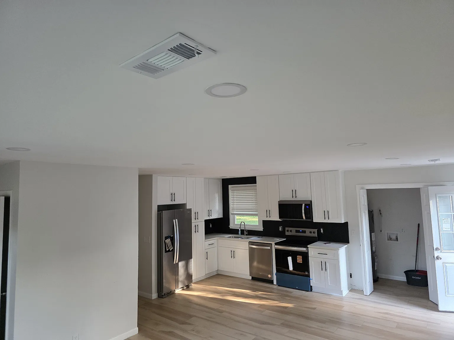 3 bed, 1044 sqft, $2,500 — Photo 4