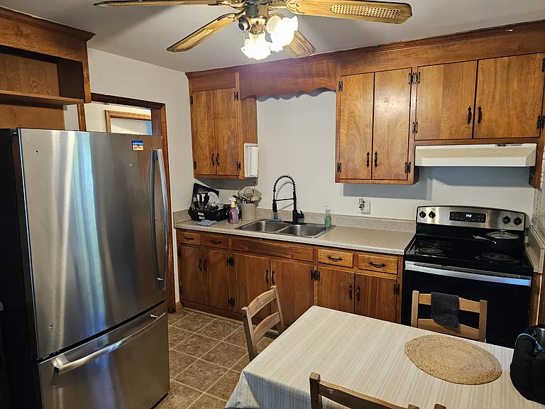 312 Grove Ave — Photo 2