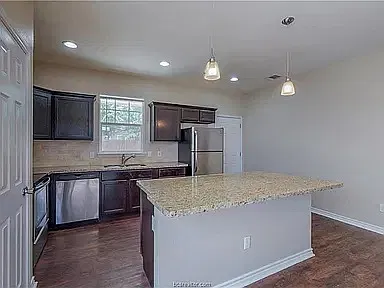 5 bed, 4.5 bath, 1997 sqft, $3,700 — Photo 3