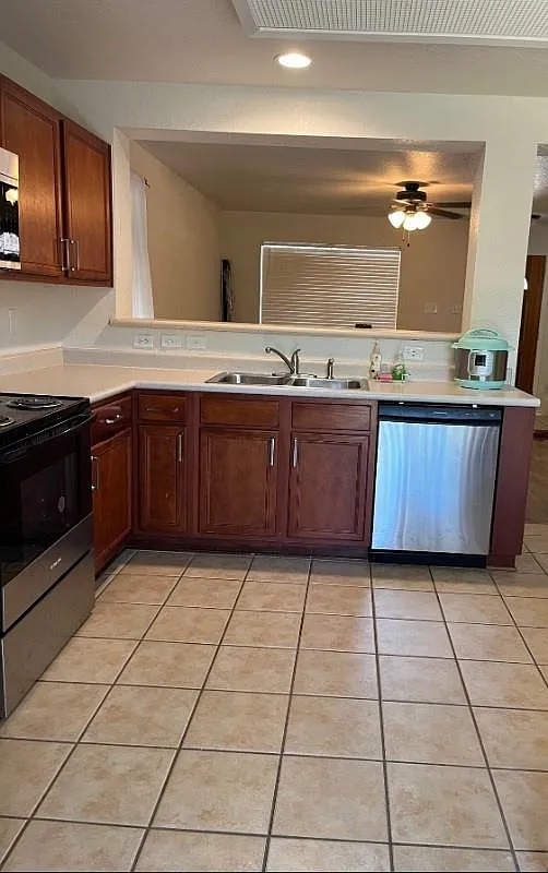 1 bed, 1.5 bath, 1427 sqft, $699 — Photo 4