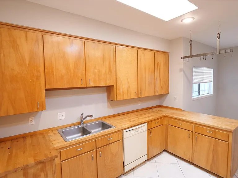 9526 Val Verde St — Photo 13