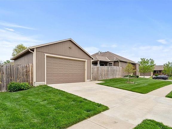 4th image of 212 NE Hannah Ct