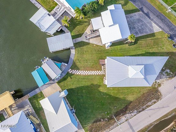 3rd image of 387 Admiral Craik Dr