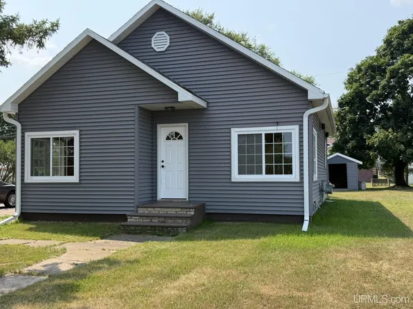 1228 Stockbridge Ave, Iron Mountain, MI 49801