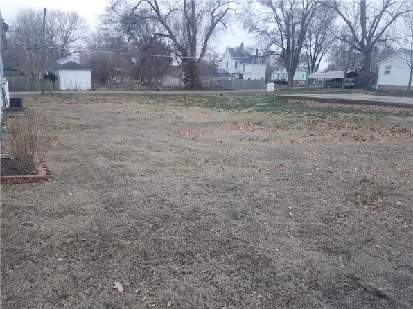 215 Pottawatomie St, Leavenworth, KS 66048