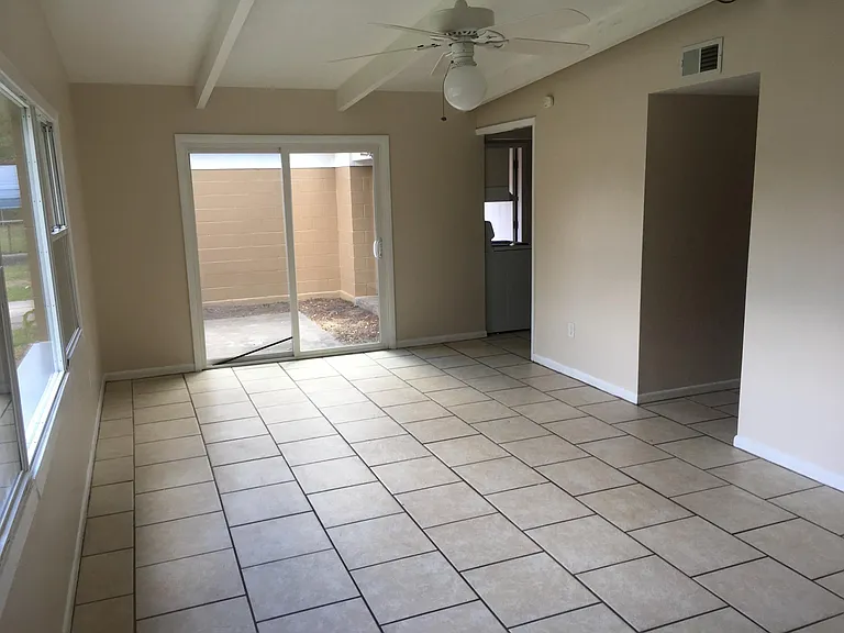 2932 NE 10th Dr — Photo 6