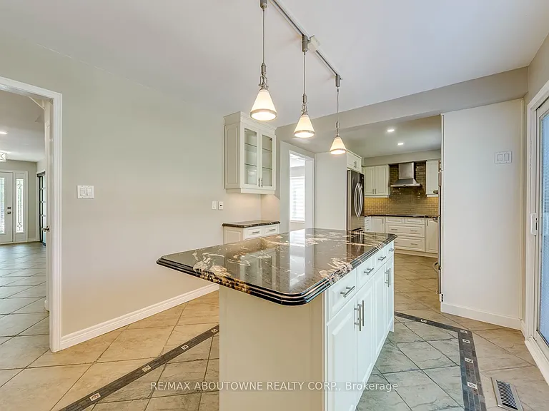 1124 Notley Cres — Photo 16