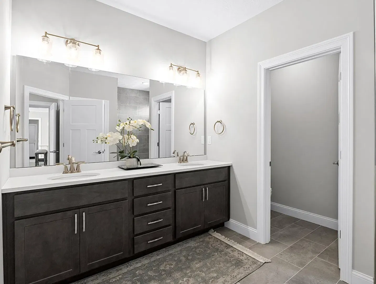 Luxury 2-Bedroom Home with Gourmet Kitchen & Exclusive Amenities! — Photo 3