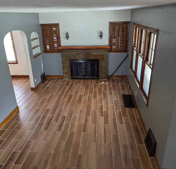 367 Laird Ave SE — Photo 2