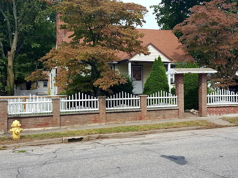 208 Trumbull Ave — Photo 16