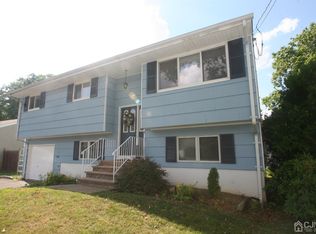 10 Lonanbe Dr, Middlesex, NJ 08846