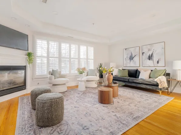 845 Lagrange St Unit 2, West Roxbury, MA 02132