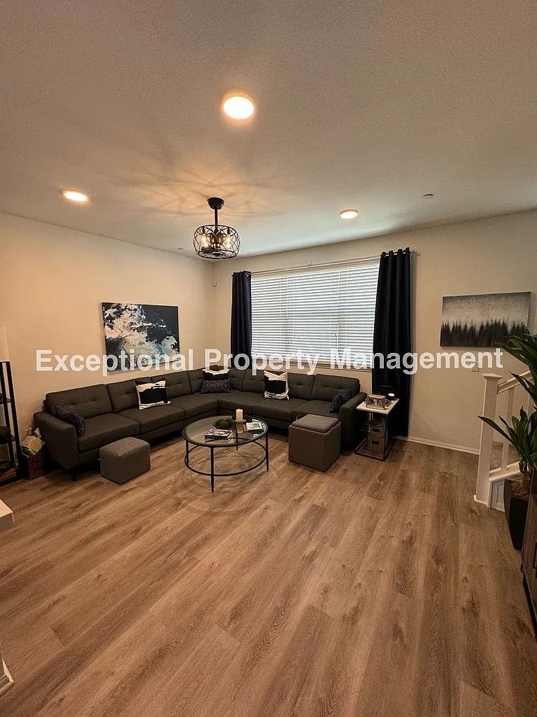 3 bed, 2.5 bath, 1573 sqft, $3,300 — Photo 3