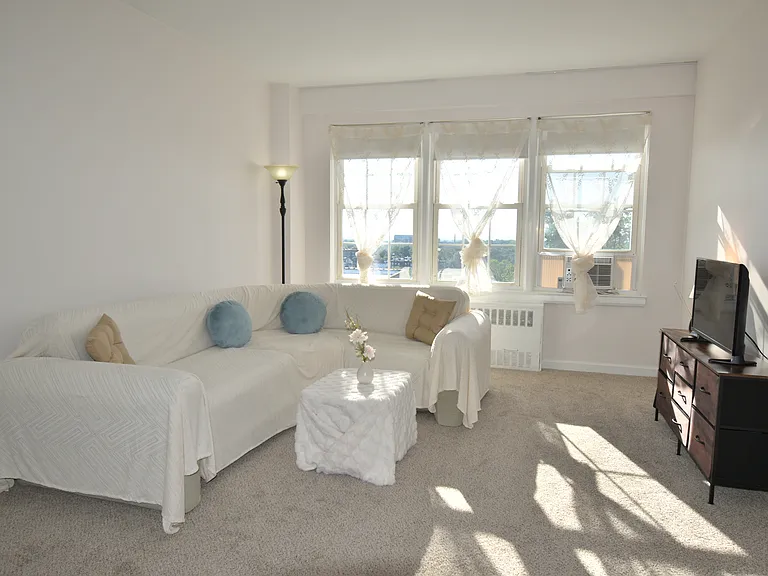 This beautiful East facing unit offers amazing NYC views!