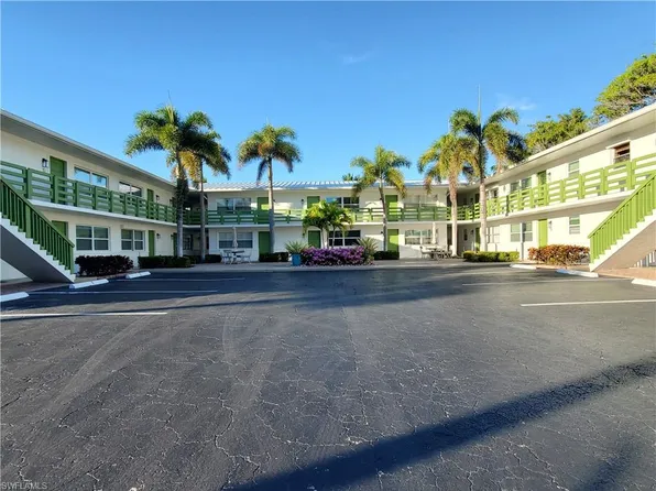 975 9th Ave S APT 5, Naples, FL 34102
