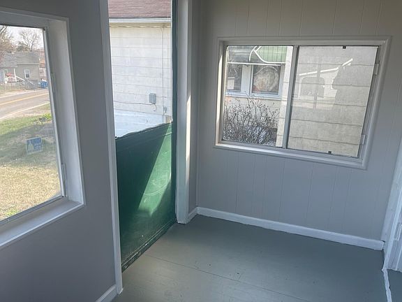 4th image of 9540 Gentry Ave